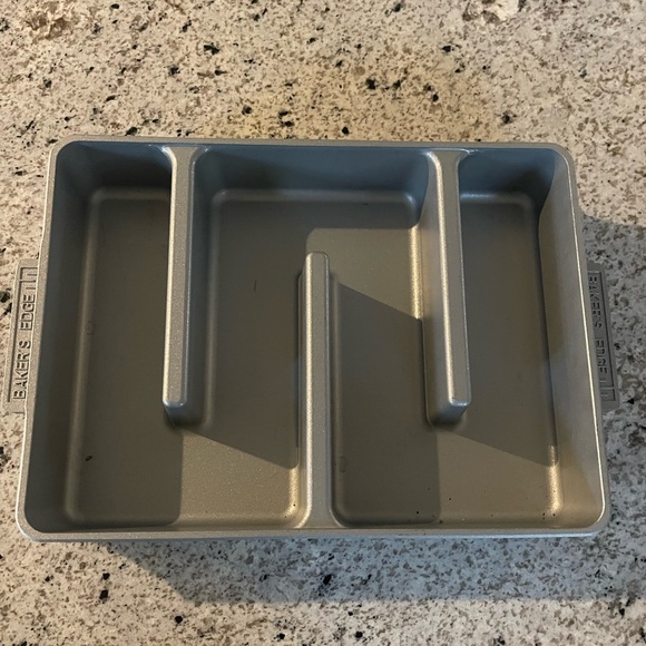 Baker's Edge Brownie Pan 9x12” - Picture 1 of 12